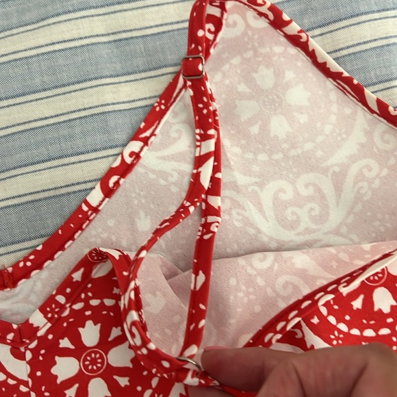 TECREW TOP WITH ADJUSTABLE STRAPS. M. pit to pit 18” length pit to bottom 17.5” - Picture 4 of 4